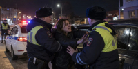 Пассажирка пьяного водителя устроила драку с полицейскими в Углегорске - Sakhpress.Ru