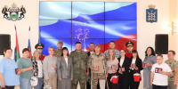 Глава муниципалитета Светлана Касенова на вручении наград ветерану боевых действий Олегу Костину (в центре в первом ряду) и семьям заводоуковских бойцов, погибших на специальной военной операции. /Фото автора - Zavodoukovsk.Online