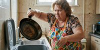 Умные хозяйки давно отказались от тефлоновых сковородок: заменили давно забытой советской альтернативой, и она лучше во всём - Progorod33.Ru