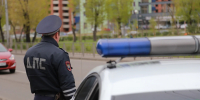 Инспекторы ГИБДД в Томске экстренно доставили в больницу девочку с травмой рукивидео - Комсомольская Правда