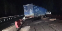 На Серовском тракте фура снесла ограждение и повисла на мосту - КП Екатеринбург