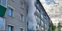 В Магдагачах подъезд горящего дома затянуло дымом — пожарные помогли выбраться жильцам с детьми (ФОТО) - Asn24.Ru