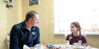 Дмитрий Волков навестил семью Анжеллы Викторовны и поздравил ее дочь с 10-летием - Городской округ Красногорск
