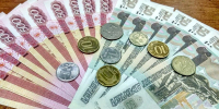 Разложенные на столе российские банкноты номиналом 500 и 50 рублей и разнокалиберные монеты (наличные рубли). - 168.Ru