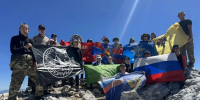 Знамя Победы, флаги России и Адыгеи развернули на вершине Фишта курсанты патриотического клуба «Вертикаль» - Советская Адыгея