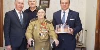 Александр Макаров расцеловал Палину Сергееву - Администрация