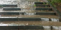 Вода течет по тротуару - Петрозаводск говорит