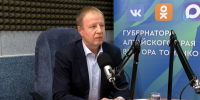 Виктор Томенко во время прямой линии / Фото: кадр из трансляции в соцсетях - ИА Амител