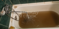 Жители дома на улице Фрунзе жалуются на грязную воду с запахом мазута - Между Строк