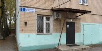 Фасад кирпичного дома с табличкой «ул. Воеводы Боборыкина, 3» и уличной входной дверью с номером «1002». - 168.Ru