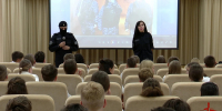 В Тюмени сотрудники ОМОН «Вепрь» и тележурналисты провели масштабный урок мужества для 200 школьников - Росгвардия