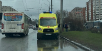 Окровавленного парня 22 лет забрали медики с улицы Лепсе - Город Киров