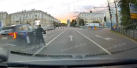 В Воронеже юный велосипедист выскочил на дорогу перед автомобилем и чуть не попал под колеса: видео - РИА Воронеж