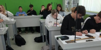 От теории к практике: девятиклассники из СОШ № 11 провели лабораторную работу в „Точке роста“ - Комитет образования