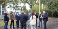 В парке «Целинников» строят универсальную спортивную площадку: ход работ обсудили на выездной встрече - Администрация г. Барнаул