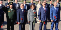 В День города Александр Макаров возложил цветы к стеле воинской славы - БрянскToday.Ru