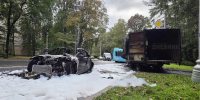 Появились фото сгоревших на Институтском проспекте «Ауди» и «Газели» - Spbdnevnik.ru
