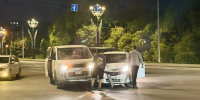 Минивэн и хэтчбек жестко встретились на улице Горького в Южно-Сахалинске - Sakhpress.Ru