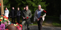 Молодые сосны появились у мемориала в Эхново Кировского района - Комитет общественных коммуникаций