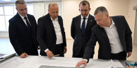 ​Губернатор Михаил Евраев и замминистра транспорта России Владимир Потешкин обсудили развитие ярославского аэропорта - Правительство