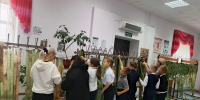 Шеланговские школьники сплели маскировочные сети для бойцов СВО - Волжская новь