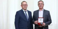 В Уфе вручили звание отцу солиста группы «Пицца» - Башинформ