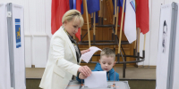 Губернатор ЕАО Мария Костюк одной из первых проголосовала на выборах - РИА Биробиджан