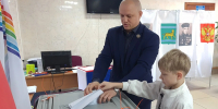 Председатель Городской Думы Сергей Радецкий проголосовал на выборах вместе с семьёй в ЕАО - РИА Биробиджан