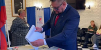 Мэр города Черемхово Вадим Семенов одним из первых проголосовал на выборах депутатов в Госдуму - Baikal24.Ru