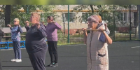 Зарядка для долголетия: благовещенские пенсионеры осваивают физкультуру на улице - gtrkamur.ru - ГТРК Амур