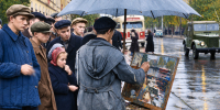 А.Г. Поздеев стоит за работой на одной из улиц Красноярска. 1960-е. В оригинале снимок черно-белый. Фото: Фонд А.Г. Поздеева - Краевой краеведческий музей