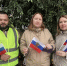 Волонтёры дарят читинцам триколор единства на избирательных участках - Забайкальский рабочий
