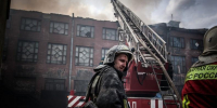 Мусор на площади 100 кв. метров горел в заброшке в Екатеринбурге - Фото 1 - JustMedia