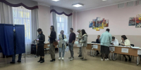 У входа в Детскую школу искусств, где расположен один из избирательных участков, уже с утра было оживлённо - Волжская новь