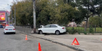 Водитель легковушки влетел в фонарный столб в Нижнем Новгороде - Нижегородская правда