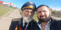 В Кодинске ветеран СВО встретил идущего на выборы 90-летнего военного летчика - Комсомольская Правда
