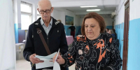 В Ленинском районе города на участках голосуют пары, прожившие в браке более 45 лет - Администрация города