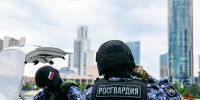 В Екатеринбурге росгвардеец и полицейский на выходном помогли пострадавшим в ДТП и задержали пытавшегося скрыться участника аварии - Росгвардия