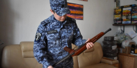 Два жителя Коми сдали найденное в лесу оружие в Росгвардию - Pg11.Ru