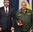 Момент награждения. Фото пресс-службы правительства Ростовской области - DonNews.Ru
