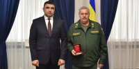 Момент награждения. Фото пресс-службы правительства Ростовской области - DonNews.Ru