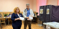 Депутат Юлия Ярышкина проголосовала вместе с мужем на выборах в Великих Луках - Luki.Ru