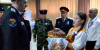 Казаков Круглолесского хуторского казачьего общества на избирательном участке встретили хлебом-солью - Единая Россия
