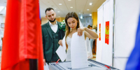 ГОЛОСУЮТ МОЛОДОЖЁНЫ - Видное-ТВ