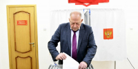 Председатель областного парламента Сергей Голубев и депутатский корпус голосуют на выборах депутатов Государственной Думы РФ, Губернатора Тверской области, Законодательного Собрания региона - Единая Россия