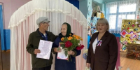 Цветы, улыбки и 55 лет вместе: как проходит голосование в Курганской области - Единая Россия