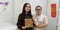 Впервые голосующие туляки получают книгу «Тульский край: эпохи, события, люди» - Молодой коммунар