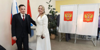 В Шкотовском округе молодожёны отправились на выборы сразу после регистрации брака - Единая Россия