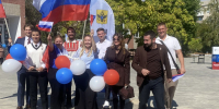 На «молодежном» избирательном участке юноши и девушки пришли проголосовать с флагами России и бело-сине-красными шарами - Единая Россия