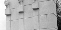 Брянская область. 14 сентября 1968 г. Открытие памятника погибшим участникам Сещинского интернационального подполья с рельефами руководителей подполья вверху – Константина Поварова, Анны Морозовой и поляка Яна Маньковского. Фото: Рабинович Исаак / Фотохроника ТАСС - Государственный архив
